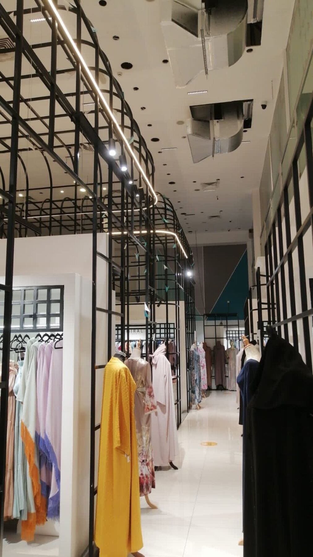 واجهة حديثة منحنية مع بركة عاكسة عند الغسق، السعودية